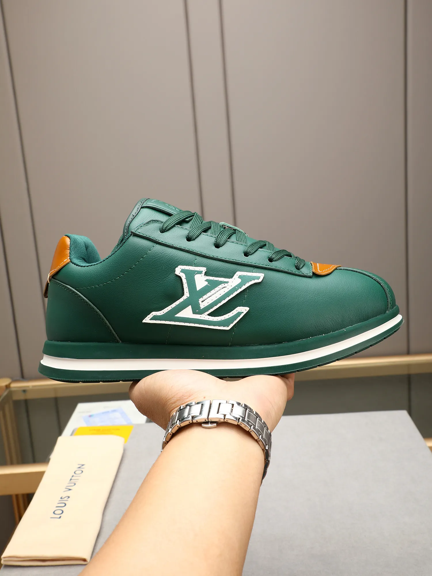 Men's Men's Shoes 💰500 LV Louis Vuitton L Jialu Brand Runner Tatic Series Thick-soled Casual Sports Shoes Running Shoes Original purchase, development, production This LV Runner Tatic sports shoe combines technical materials such as mesh fabric and ribbons to interpret the inspiration of traditional mountaineering shoes. LV letters are written on one side, the lariat buckle of the quick lacing system is embellished with Monogram flowers and Louis Vuitton logos, and the light and wear-resistant rubber outsole completes the whole. ▪️Fabric: Original imported cowhide + mesh ▪️Inner lining: Original customized breathable mesh ▪️Sole: Original open-molded anti-slip rubber combination material ▪️Size: Men's 40-44 (45 46 customized)
